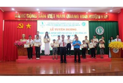 Cao su VRG Phú Riềng tuyên dương học sinh, sinh viên xuất sắc cấp công ty lần thứ XV